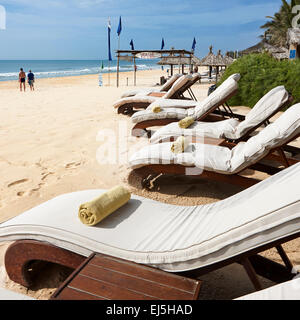 Liegestühle am Strand. Mui Ne, Provinz Binh Thuan, Vietnam. Stockfoto