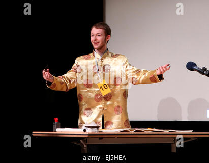 London, Großbritannien. 21. März 2015. Cameron Patterson an der Lancaster University führt während des Finales der 14. "Chinese Bridge" Chinese Proficiency Competition UK 2015 am 21. März 2015 in British Library Conference Center in London, Großbritannien statt. © Han Yan/Xinhua/Alamy Live-Nachrichten Stockfoto