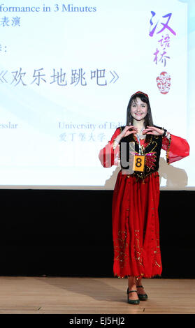 London, Großbritannien. 21. März 2015. Riona Lesslar University of Edinburgh führt während des Finales der 14. "Chinese Bridge" Chinese Proficiency Competition UK 2015 am 21. März 2015 in British Library Conference Center in London, Großbritannien statt. © Han Yan/Xinhua/Alamy Live-Nachrichten Stockfoto