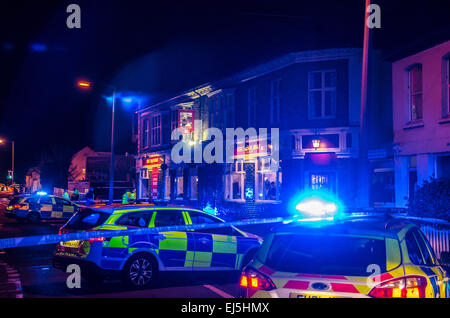 Polizeiunfall in Southend on Sea, Essex, Großbritannien. März 2015. Die Polizei nutzte CS-Gas, um einen Kampf zwischen Rivalen Cambridge Utd und Southend Utd Fußballfans vor dem Railway Tavern Pub in der East Street, Southend, zu brechen. Cambridge-Fan Simon Dobbin wurde schwer verletzt und erlitt Gehirnschäden, er verging am 21. Oktober 2020. Die Aktivisten versuchen, Simons Gesetz wegen dieser Straftat ins Parlament zu bringen Stockfoto