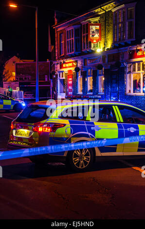 Polizeiunfall in Southend on Sea, Essex, Großbritannien. März 2015. Die Polizei nutzte CS-Gas, um einen Kampf zwischen Rivalen Cambridge Utd und Southend Utd Fußballfans vor dem Railway Tavern Pub in der East Street, Southend, zu brechen. Cambridge-Fan Simon Dobbin wurde schwer verletzt und erlitt Gehirnschäden, er verging am 21. Oktober 2020. Stockfoto