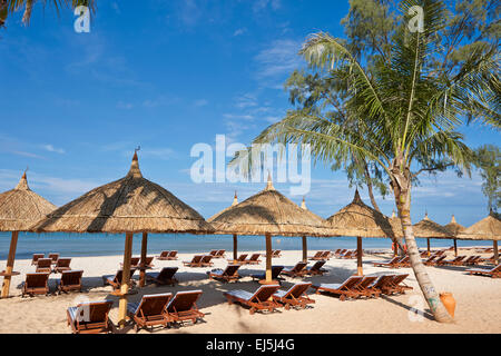 Liegestühle und Sonnenschirme am Strand. Vinpearl Resort Phu Quoc, Vietnam. Stockfoto