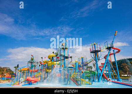 Bunte Wasser gleitenden Struktur in Vinpearl Land Wasser Park. Insel Phu Quoc, Provinz Kien Giang, Vietnam. Stockfoto