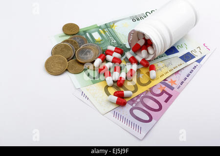 Pillen und Geld (Euro EUR)-Medizin-Konzept. Pillen sind am Anfang etwas Geld liegen. Stockfoto