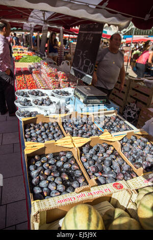 Früchte auf einem Markt stall auf dem Samstagsmarkt in Beaune, Frankreich, Dordogne, Europa Stockfoto