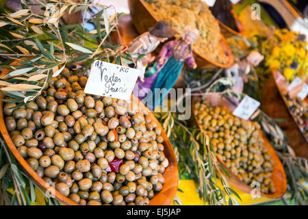 Eine Vielzahl von Oliven wird an einem Marktstand in Beaune, Frankreich Europa angeboten Stockfoto