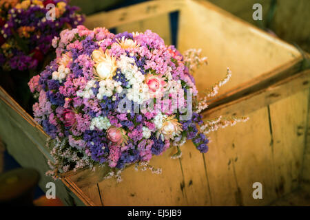 Helipterum - ewige Blume, Immortelle, Rhodanthe Strawflower im Bouquet auf französischen Markt, Frankreich Stockfoto