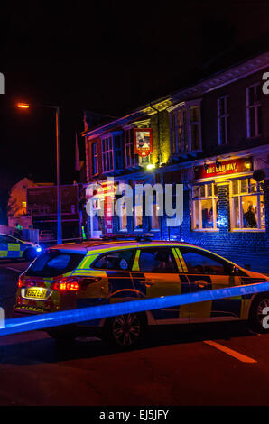 Polizeiunfall in Southend on Sea, Essex, Großbritannien. März 2015. Die Polizei nutzte CS-Gas, um einen Kampf zwischen Rivalen Cambridge Utd und Southend Utd Fußballfans vor dem Railway Tavern Pub in der East Street, Southend, zu brechen. Cambridge-Fan Simon Dobbin wurde schwer verletzt und erlitt Gehirnschäden, er verging am 21. Oktober 2020. Die Aktivisten versuchen, Simons Gesetz wegen dieser Straftat ins Parlament zu bringen Stockfoto