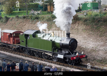 Dampflok zieht eine Güterzug, Hampshire, England, UK. Stockfoto