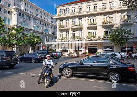 Mann auf dem Motorrad vor dem Hotel Continental Saigon. Distrikt 1, Ho-Chi-Minh-Stadt, Vietnam. Stockfoto