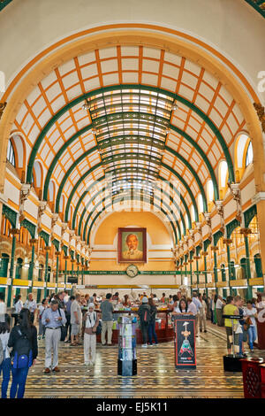 Innenraum der Saigon Central Post Office, entworfen von Architekt Alfred Foulhoux. District 1, Ho Chi Minh City, Vietnam. Stockfoto