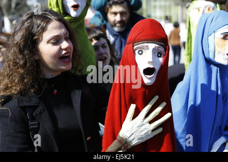 Athen, Griechenland. 21. März 2015. Marionetten führen auf dem Syntagma-Platz. Puppen und ihre Meister auf Athener Syntagmaplatz Welt Puppenspiel Tag 2015 feiern durchgeführt. © Michael Debets/Pacific Press/Alamy Live-Nachrichten Stockfoto