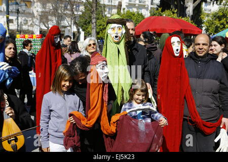 Athen, Griechenland. 21. März 2015. Marionetten führen auf dem Syntagma-Platz. Puppen und ihre Meister auf Athener Syntagmaplatz Welt Puppenspiel Tag 2015 feiern durchgeführt. © Michael Debets/Pacific Press/Alamy Live-Nachrichten Stockfoto