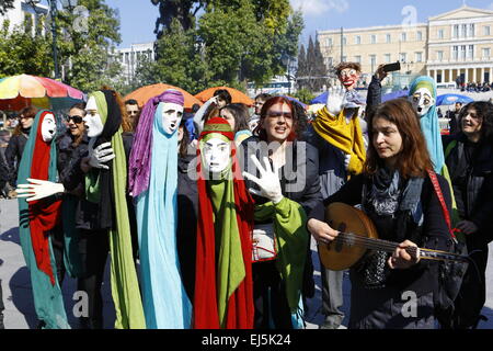 Athen, Griechenland. 21. März 2015. Marionetten führen auf dem Syntagma-Platz. Puppen und ihre Meister auf Athener Syntagmaplatz Welt Puppenspiel Tag 2015 feiern durchgeführt. © Michael Debets/Pacific Press/Alamy Live-Nachrichten Stockfoto