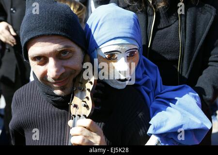 Athen, Griechenland. 21. März 2015. Nahaufnahme einer der Musiker und eine Marionette auf dem Syntagma-Platz. Puppen und ihre Meister auf Athener Syntagmaplatz Welt Puppenspiel Tag 2015 feiern durchgeführt. © Michael Debets/Pacific Press/Alamy Live-Nachrichten Stockfoto