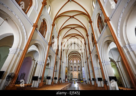 Blick auf das Kirchenschiff der Kathedrale Notre-Dame Basilika von Saigon (Dom Basilika Unserer Lieben Frau von der Unbefleckten Empfängnis). Ho Chi Minh City, Vietnam. Stockfoto