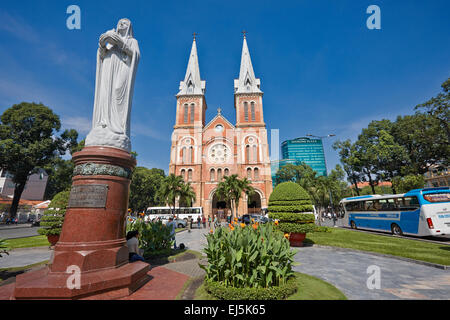 Regina Pacis, Granit Statue Unserer Lieben Frau des Friedens vor der Kathedrale Notre-Dame Basilika von Saigon, District 1, Ho Chi Minh City, Vietnam. Stockfoto