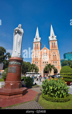 Regina Pacis, Granitstatue der Muttergottes des Friedens vor der Kathedrale Notre-Dame Basilika von Saigon. Bezirk 1, Ho Chi Minh Stadt, Vietnam. Stockfoto