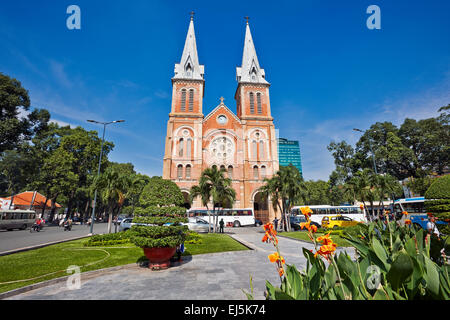 Fassade der Kathedrale Notre-Dame Basilika von Saigon, Ho Chi Minh City, Vietnam. Stockfoto