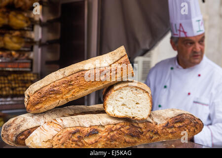 Gegrilltes Huhn gebraten, gekocht auf Outdoor-Feuer-Barbecue-Stil im französischen Markt, Beaune, Frankreich, Europa Stockfoto