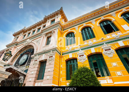 Außenansicht des Central Post Office Gebäude erbaut auf dem Design von Gustave Eiffel. Distric 1, Ho Chi Minh City, Vietnam. Stockfoto