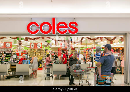 Eingang zu Coles australischen Supermarkt store in Sydney, Australien, die Leute an der Kasse Vater Sohn durchführen Stockfoto