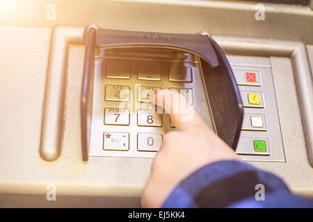 Nahaufnahme der Hand PIN, Pass-Code auf ATM, Bank-Computer-Tastatur-Eingabe Stockfoto