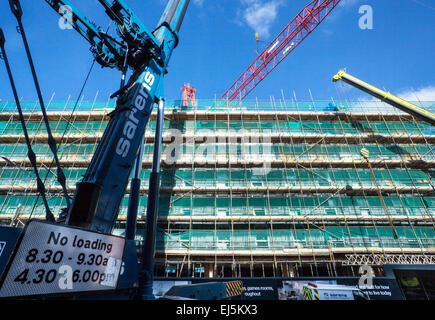 Studentenunterkunft in Liverpool, Merseyside, Großbritannien 21. März 2015. 40m hoher roter Turmdrehkran, der auf der Baustelle eines großen Komplexes von Nordic Construction verwendet wurde, der entfernt wird. Der Standort in der Hope Street ist ein Studentenzentrum mit 339 Zimmern, einem Fitnessstudio, einem Kino, Bars und Restaurants. Der Kran wird mit einem noch größeren 750 Tonnen Luffer Crane mit hydraulischen Wippauslegern demontiert (wird in engen städtischen Arbeitsräumen verwendet, wenn der Abstand zum Drehen des Jib nicht ausreicht), Einer der größten Krane dieser Art in Europa und einer von nur drei in Großbritannien. Stockfoto