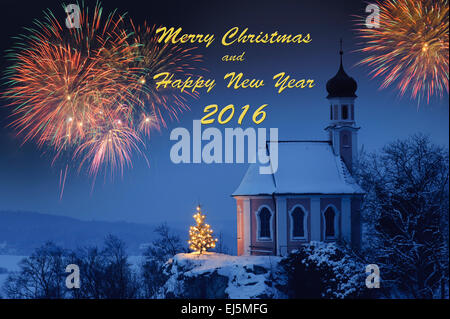 Frohes neues Jahr 2016 mit romantischen Xmas-Kapelle mit beleuchteten Baum und Feuerwerk in Bayern Stockfoto