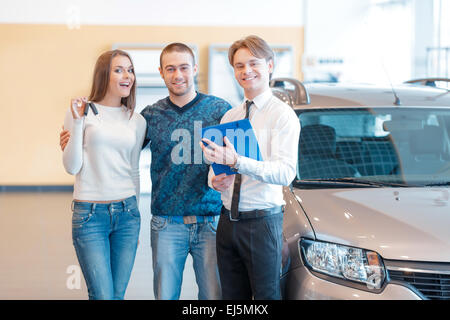 Paar im Gespräch mit Verkaufsberater im showroom Stockfoto