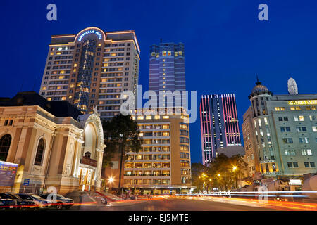 Gebäude in der Nähe von Saigon Stadttheater bei Nacht beleuchtet. Ho Chi Minh City, Vietnam. Stockfoto