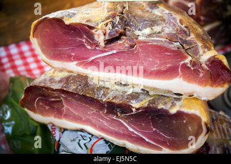 trockenen Sie Schinken auf einem Straßenmarkt, Avignon, Frankreich, Europa Stockfoto