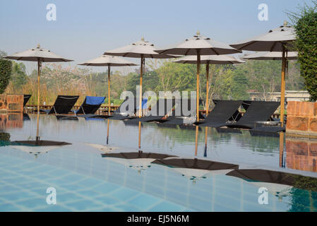 Pool und Sonnenliegen für Gäste bereit Stockfoto