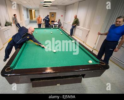 Internationale Raumstation ISS-Expedition 43 Besatzungsmitglieder NASA Astronaut Scott Kelly, Pool mit russischer Kosmonaut Mikhail Kornienko spielt im Kosmonauten Hotel 19. März 2015 in Baikonur, Kasachstan. Kelly, Kornienko und Gennady Padalka bereiten sich für den Start in ihrem Raumschiff Sojus TMA - 16 M am 28. März. Stockfoto