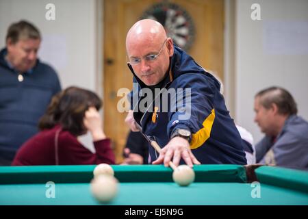 Internationale Raumstation ISS-Expedition 43 Kommandeur NASA Astronaut Scott Kelly spielt Pool im Hotel Kosmonaut 19. März 2015 in Baikonur, Kasachstan. Kelly und Kosmonauten Mikhail Kornienko und Gennady Padalka starten in ihrem Raumschiff Sojus TMA - 16M am 28. März für ein Jahr lang Mission an Bord der ISS. Stockfoto