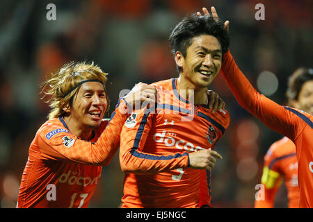 (L, R)  Shigeru Yokotani, Hiroyuki Komoto (Ardija), 21. März 2015 - Fußball /Soccer: 2015 J2 League Match zwischen Omiya Ardija 2-1 Kyoto Sanga im Nack5 Stadion Omiya, Saitama, Japan.  (Foto von YUTAKA/AFLO SPORT) [1040] Stockfoto