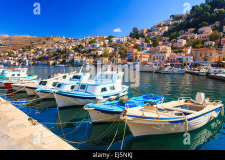 Traditionelle griechische Angelboote/Fischerboote im Hafen von Symi Stadt im Dodekanes Griechenland Europa Stockfoto