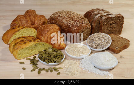 Auswahl an Brot und Zutaten auf hölzernen Hintergrund Stockfoto