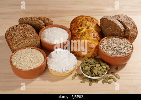 Auswahl an Brot und Zutaten auf hölzernen Hintergrund Stockfoto