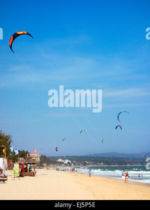 Kitesurfer Spaziergänge am Mui Ne Strand ziehen seinen Drachen in der Luft gegen den Wind. Mui Ne, Provinz Binh Thuan, Vietnam. Stockfoto