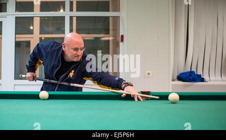 Internationale Raumstation ISS-Expedition 43 Kommandeur NASA Astronaut Scott Kelly spielt Pool im Hotel Kosmonaut 19. März 2015 in Baikonur, Kasachstan. Kelly und Kosmonauten Mikhail Kornienko und Gennady Padalka starten in ihrem Raumschiff Sojus TMA - 16M am 28. März für ein Jahr lang Mission an Bord der ISS. Stockfoto