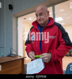 Internationale Raumstation ISS-Expedition 43 Kommandeur NASA Astronaut Scott Kelly nach einem Fernseh-Interview im Kosmonauten Hotel 19. März 2015 in Baikonur, Kasachstan. Kelly und Kosmonauten Mikhail Kornienko und Gennady Padalka starten in ihrem Raumschiff Sojus TMA - 16M am 28. März für ein Jahr lang Mission an Bord der ISS. Stockfoto