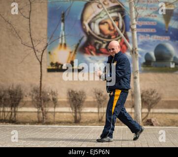 Internationale Raumstation ISS-Expedition 43 Kommandeur NASA Astronaut Scott Kelly geht vom Zvjozdnyj Hotel zum Kosmonauten Hotel 19. März 2015 in Baikonur, Kasachstan. Kelly und Kosmonauten Mikhail Kornienko und Gennady Padalka starten in ihrem Raumschiff Sojus TMA - 16M am 28. März für ein Jahr lang Mission an Bord der ISS. Stockfoto