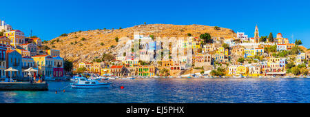 Panorama-Aufnahme der schöne Hafen von Symi Insel der Dodekanes Griechenland Europas. Stockfoto