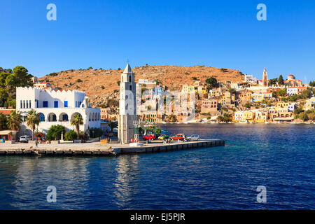 Erhöhten Blick auf die malerische Symi im Dodekanes Griechenland Europa Stockfoto