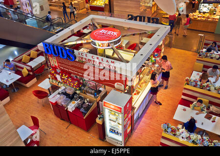 Blick über die Knospen Eis Cafe im Food Court in Vincom Center. Ho Chi Minh City, Vietnam. Stockfoto