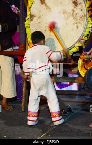 Thai Kinder Menschen zu zeigen, die Trommel Sieg abwenden oder Drum KlongSabatChai Stockfoto