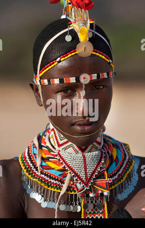 Ein Samburu Moran (Krieger) mit Perlenketten und Kopfschmuck, South Horr, Kenia Stockfoto