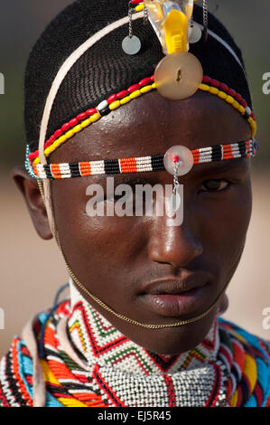 Ein Samburu Moran (Krieger) mit Perlenketten und Kopfschmuck, South Horr, Kenia Stockfoto