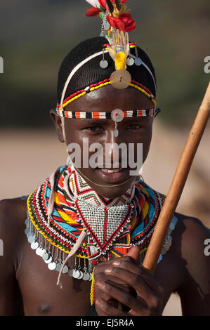 Ein Samburu Moran (Krieger) mit Perlenketten und Kopfschmuck, South Horr, Kenia Stockfoto